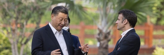 Guangzhou: Macron and Xi Jinpig walking in the garden of the residence of the governor of Guangdong